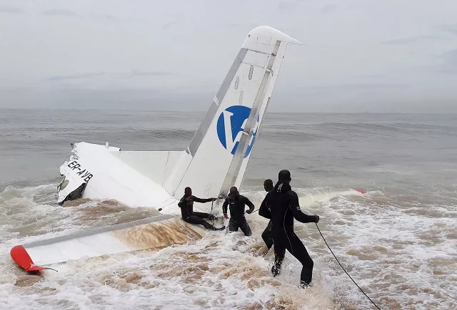 rescuers pull the wreckage of a propeller engine cargo plane after it crashed in the sea near the international airport in ivory coast 039 s main city abidjan october 14 2017 photo reuters rescuers pull the wreckage of a propeller engine cargo plane after it crashed in the sea near the international airport in ivory coast 039 s main city abidjan october 14 2017 photo reuters