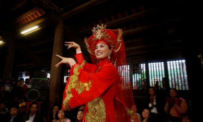 cultural performance bedazzles audience