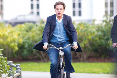dutch prime minister shuns vip protocol comes to meet king on bike dutch prime minister shuns vip protocol comes to meet king on bike