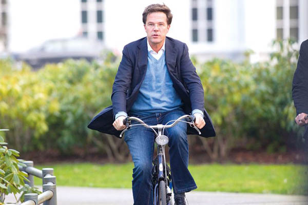 Dutch prime minister shuns VIP protocol comes to meet king on bike