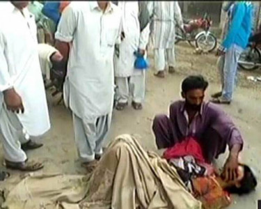 woman gives birth on street outside raiwind hospital as doctors were unavailable woman gives birth on street outside raiwind hospital as doctors were unavailable