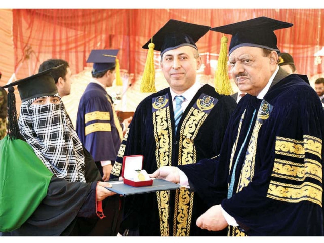 president mamnoon confers a gold medal on a student of bannu university photo app president mamnoon confers a gold medal on a student of bannu university photo app