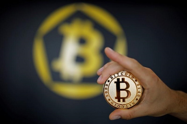 Koin Bitcoin (mata uang virtual) terlihat dalam gambar ilustrasi yang diambil di La Maison du Bitcoin di Paris, Prancis, 23 Juni 2017. FOTO: REUTERS