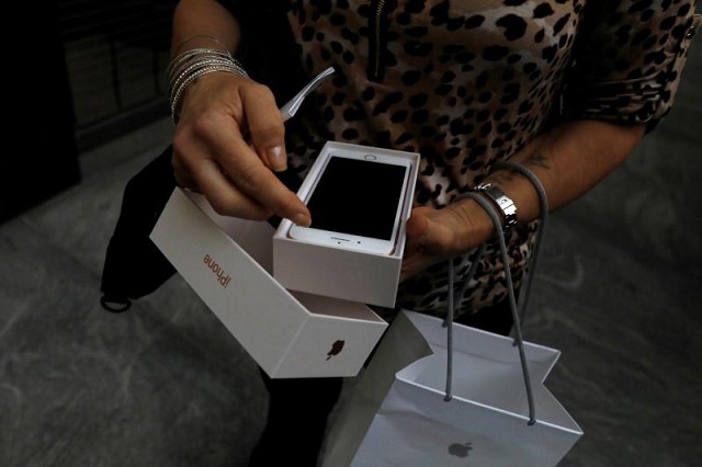 a customer opens the box to her new iphone 8 after picking it up at the 5th avenue apple store in new york city us september 22 2017 photo reuters