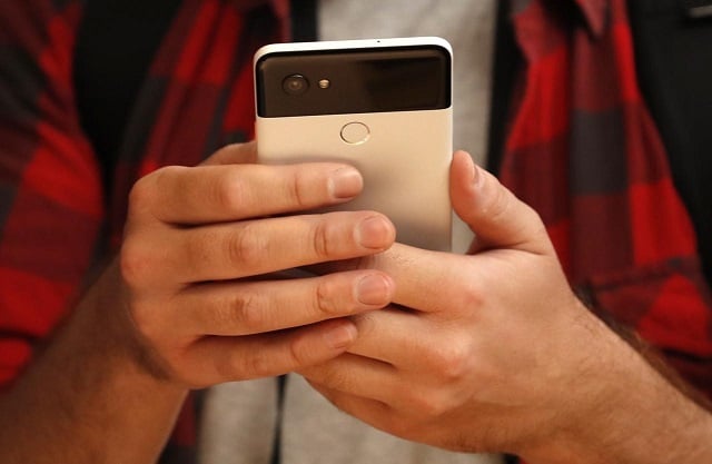 people try out google 039 s pixel 2 phones during a launch event in san francisco california u s october 4 2017 photo reuters