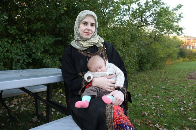 former hostage caitlan coleman 31 with her months old daughter spoke to the star on monday to dispute statements made about her family 039 s captivity in afghanistan and pakistan photo toronto star