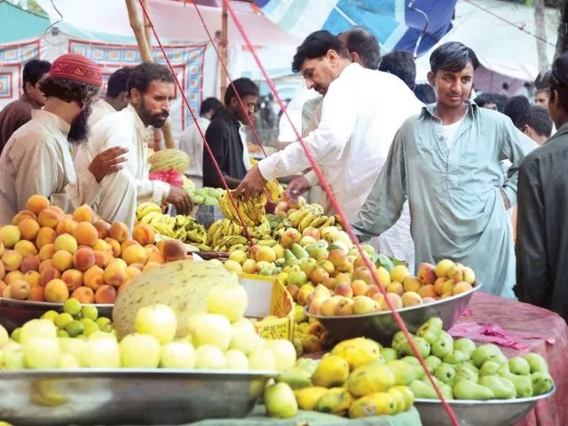 people buying fruit from a stall photo qazi usman express people buying fruit from a stall photo qazi usman express