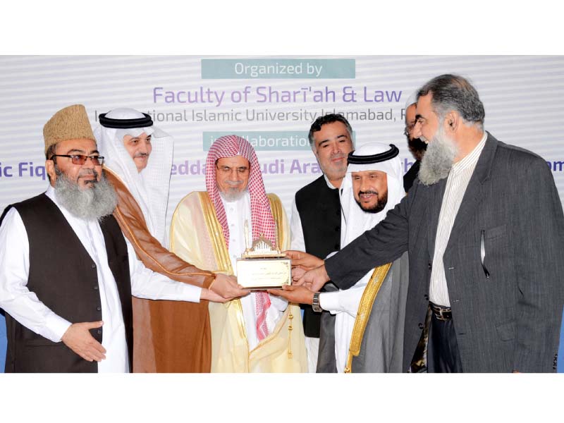 iiui rector dr masoom yasinzai and president dr ahmed yousif ai draiweesh present university souvenir to imam e ka aba dr saleh bin abdullah bin hemeid photo express