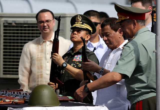 philippine president rodrigo duterte 2nd r and armed forces of the philippines afp chief eduardo ano 2nd l inspect kalashnikov rifles with russia 039 s defence minister sergei shoigu r during the handover ceremony at the port of manila on october 25 2017 russia handed over thousands of assault rifles to duterte as it celebrated its new partnership with a longtime us military ally in asia photo afp