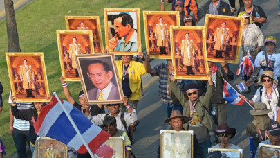 thai mourners gather ahead of cremation of late king thai mourners gather ahead of cremation of late king