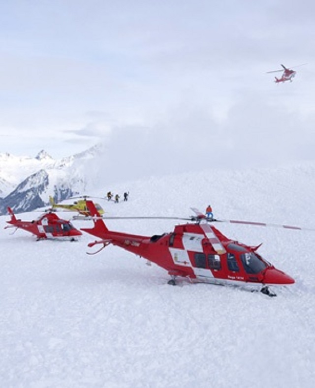 rescuers at site of avalanche photo afp