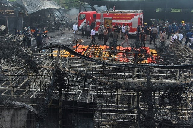 indonesian forensic policemen work after a fire disaster in tangerang kota banten province on october 26 2017 newly two dozen people have been killed and dozens injured after a blaze tore through an indonesian fireworks factory police said on on october 26 photo afp indonesian forensic policemen work after a fire disaster in tangerang kota banten province on october 26 2017 newly two dozen people have been killed and dozens injured after a blaze tore through an indonesian fireworks factory police said on on october 26 photo afp