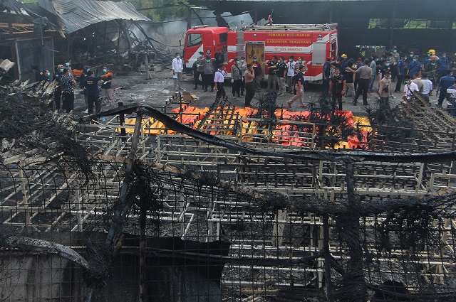 indonesian forensic policemen work after a fire disaster in tangerang kota banten province on october 26 2017 newly two dozen people have been killed and dozens injured after a blaze tore through an indonesian fireworks factory police said on on october 26 photo afp