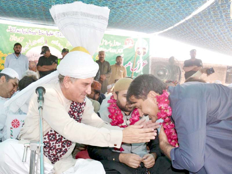 custodian of the shrine of bahauddin zakariya shah mahmood qureshi greets jamshed dasti photo online