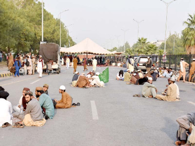 police start arresting protesters up to 60 held