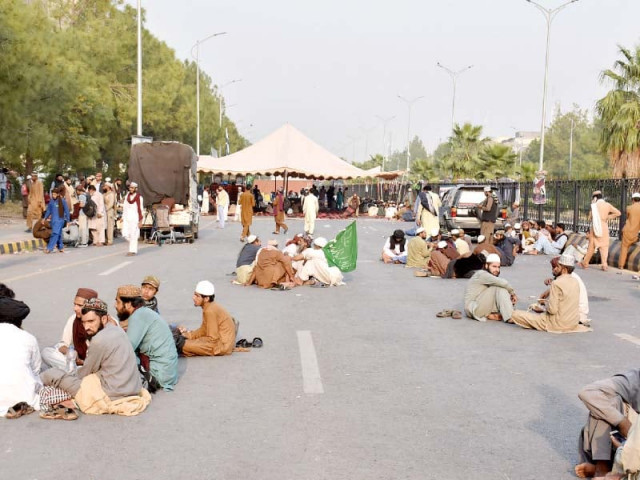 members of tehreek labbaik ya rasoolallah sit on jinnah avenue photo mudassar raja express members of tehreek labbaik ya rasoolallah sit on jinnah avenue photo mudassar raja express