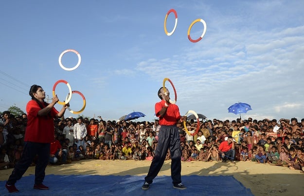 rohingya refugee children watching the bangladeshi theatre group quot drama therapy quot at kutupalong refugee camp in ukhia photo afp