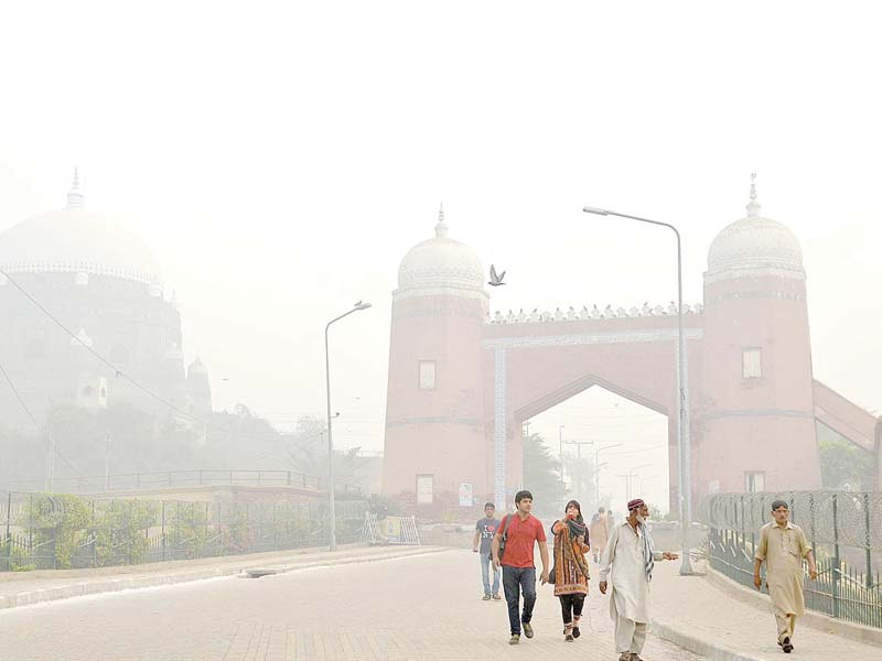 thick smog engulfs multan city photo afp online