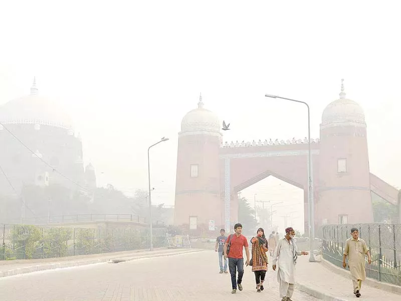 thick smog engulfs multan city photo afp online thick smog engulfs multan city photo afp online