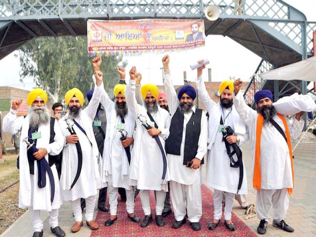 a group of sikh yatrees cheer upon their arrival at wahga border photo app a group of sikh yatrees cheer upon their arrival at wahga border photo app
