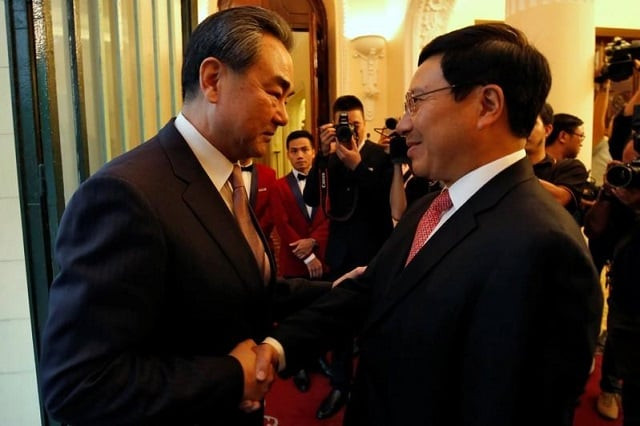 china 039 s foreign minister wang yi l is greeted by vietnam 039 s deputy prime minister and foreign minister pham binh minh at the government office in hanoi vietnam november 2 2017 photo reuters china 039 s foreign minister wang yi l is greeted by vietnam 039 s deputy prime minister and foreign minister pham binh minh at the government office in hanoi vietnam november 2 2017 photo reuters
