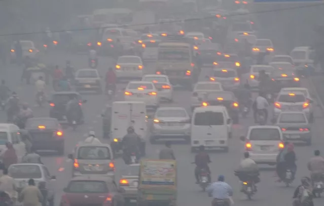 motorists drive with fog lights on as lahore is enveloped in dense smog photo ppi motorists drive with fog lights on as lahore is enveloped in dense smog photo ppi