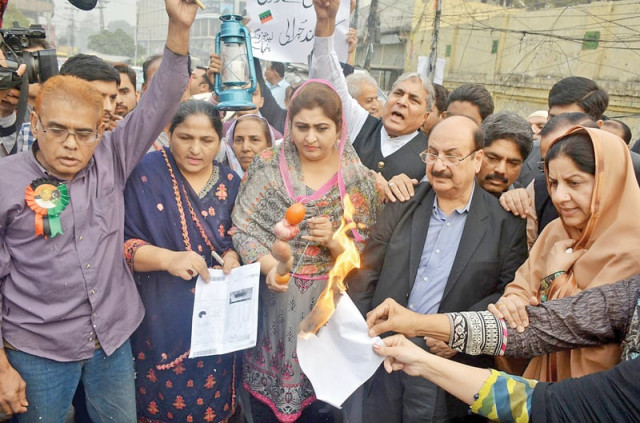 ppp activists burn electricity bills outside lahore press club photo online ppp activists burn electricity bills outside lahore press club photo online