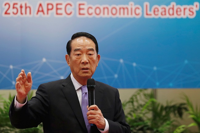 taiwanese special envoy to the asia pacific economic cooperation apec people first party chairman james soong speaks during a news conference in taipei taiwan november 6 2017 photo reuters