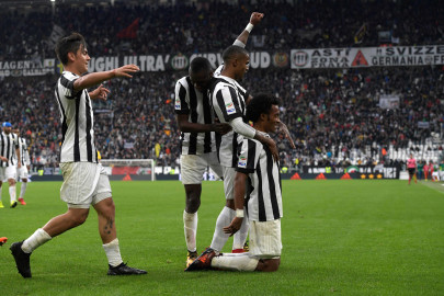 narrow 2 1 win sees juventus close gap at the top