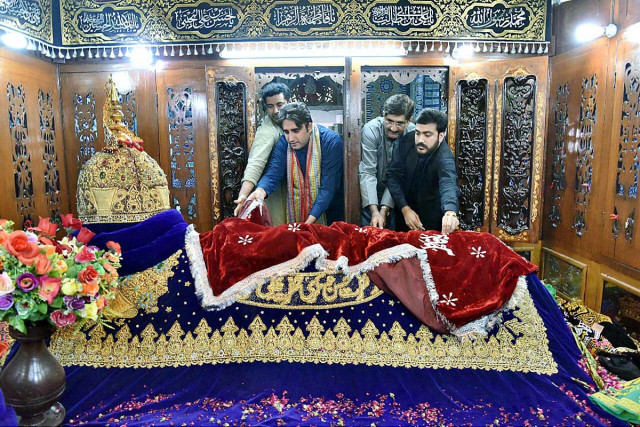 bilawal bhutto zardari and murad ali shah lay chadar on the grave of hazrat shah abdul latif bhitai photo app bilawal bhutto zardari and murad ali shah lay chadar on the grave of hazrat shah abdul latif bhitai photo app
