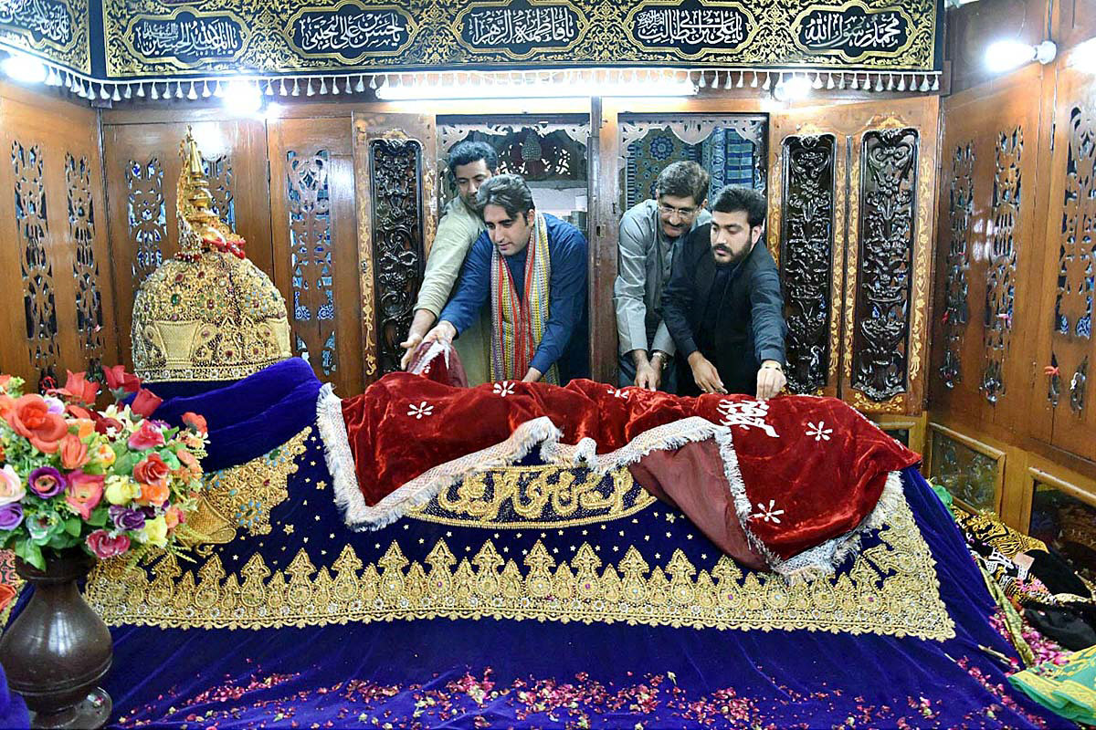 bilawal bhutto zardari and murad ali shah lay chadar on the grave of hazrat shah abdul latif bhitai photo app