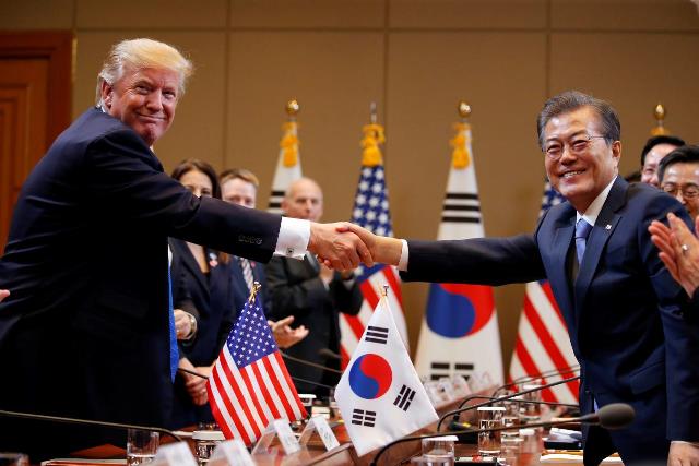 us president donald trump and south korea s president moon jae in shake hands during a meeting at south korea s presidential blue house in seoul south korea november 7 2017 photo reuters