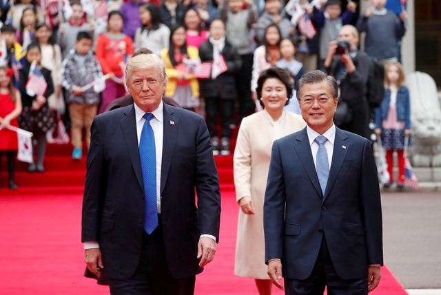 u s president donald trump walks with south korea 039 s president moon jae in during a welcoming ceremony at the presidential blue house in seoul south korea november 7 2017 photo reuters