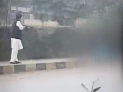 video shows cop in faisalabad firing at suspect who s down on the ground injured video shows cop in faisalabad firing at suspect who s down on the ground injured