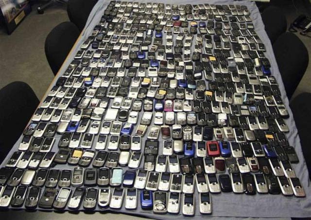 customs officials bust mobile phones smuggling racket