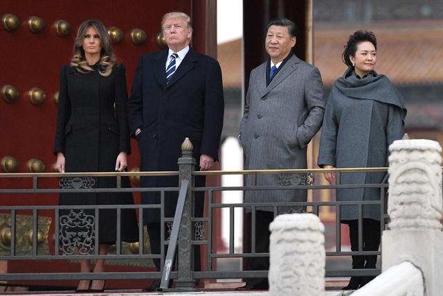 us president donald trump 2nd l first lady melania trump l china 039 s president xi jinping 2nd r and his wife peng liyuan take a tour in the forbidden city in beijing on november 8 2017 photo afp