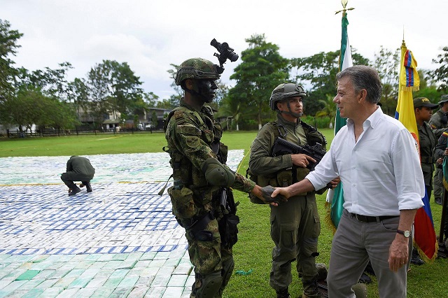 colombia 039 s president juan manuel santos greets a soldier after the seizure of more than 12 tons of cocaine in apartado colombia november 8 2017 photo via reuters