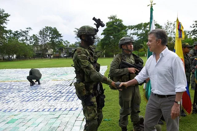 colombia 039 s president juan manuel santos greets a soldier after the seizure of more than 12 tons of cocaine in apartado colombia november 8 2017 photo via reuters colombia 039 s president juan manuel santos greets a soldier after the seizure of more than 12 tons of cocaine in apartado colombia november 8 2017 photo via reuters