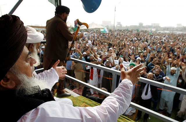 khadim hussain rizvi leader of the tehreek e labaik pakistan leads members in shouting slogans during a sit in in rawalpindi november 10 2017 photo reuters