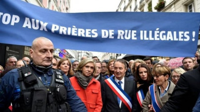 french politicians disrupt muslim prayers french politicians disrupt muslim prayers