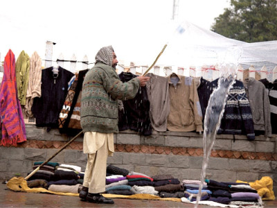 bring out woollies chilly weather draws shoppers to lunda bazaar bring out woollies chilly weather draws shoppers to lunda bazaar