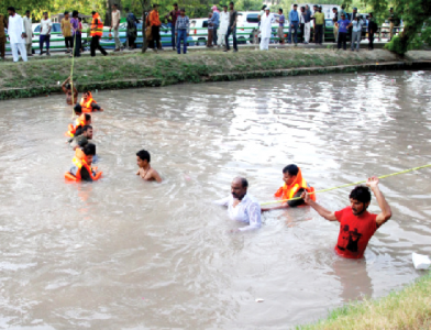 bhakkar canal city s landmark jammed with trash bhakkar canal city s landmark jammed with trash