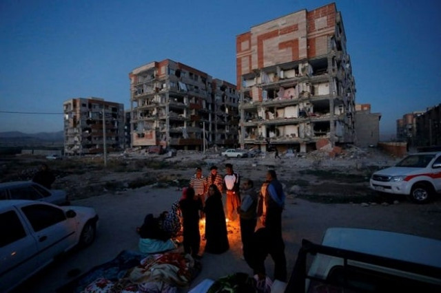 quake survivors huddle by a fire as temperatures drop in sar e pol e zahab in western iran photo afp quake survivors huddle by a fire as temperatures drop in sar e pol e zahab in western iran photo afp