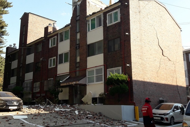 bricks that fell off a building after a 5 4 magnitude earthquake are seen on the ground in the southeastern port city of pohang on november 15 2017 photo afp