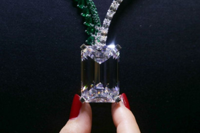 largest diamond ever auctioned sold for record 34 mn in geneva