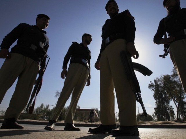 citizen kills injured robber in karachi