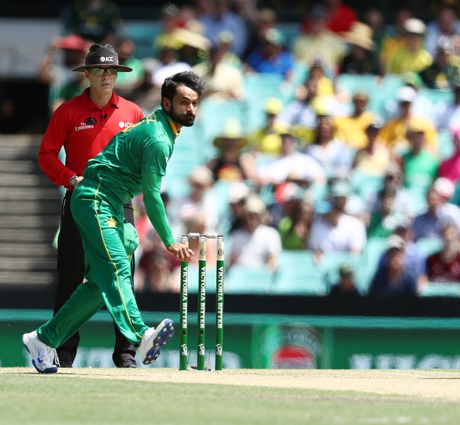 icc bans hafeez from bowling in international matches