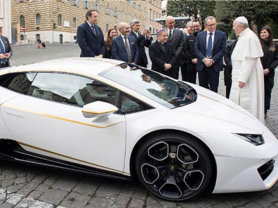 pope gets white and yellow lamborghini to auction for charity pope gets white and yellow lamborghini to auction for charity