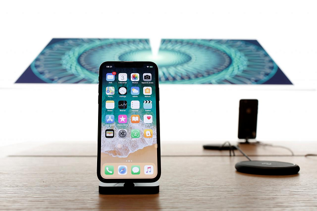 apple on thursday reported better than expected earnings and offered a rosy forecast for the holiday shopping season allaying concerns about production delays on the new iphone x photo reuters