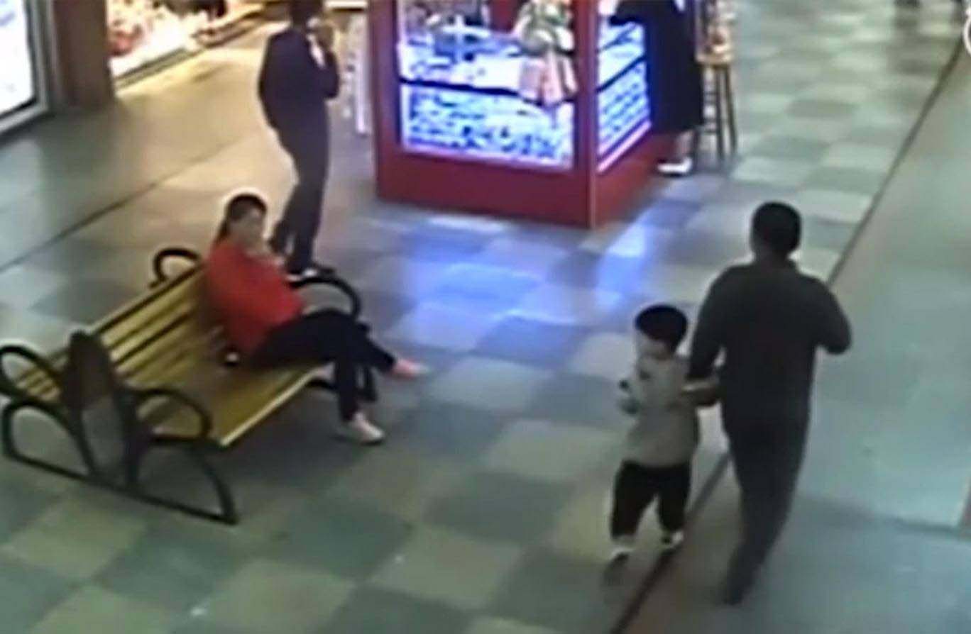 a cctv image of the abducted boy in the mall photo qingxin